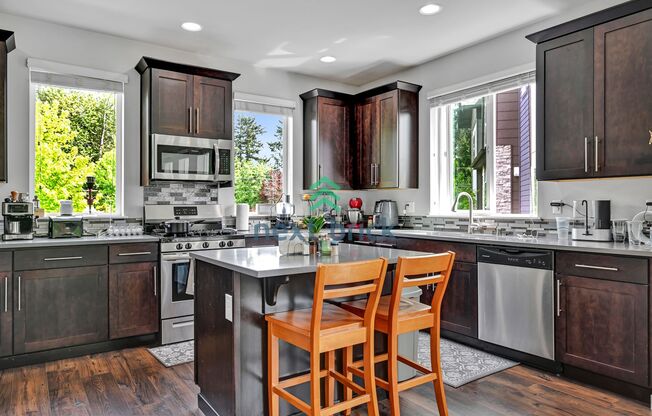 Spacious & Modern 4-Bed, 3.5-Bath Townhome in Prime Lynnwood Location
