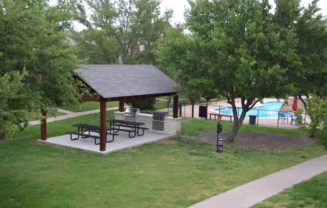 pavilion with a picnic table at Townhouse Apartments