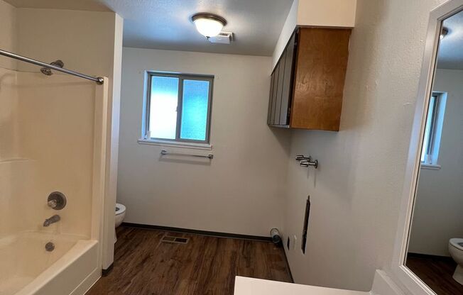 3 beds, 1 bath, 850 sqft, $1,275, Unit 4209-2