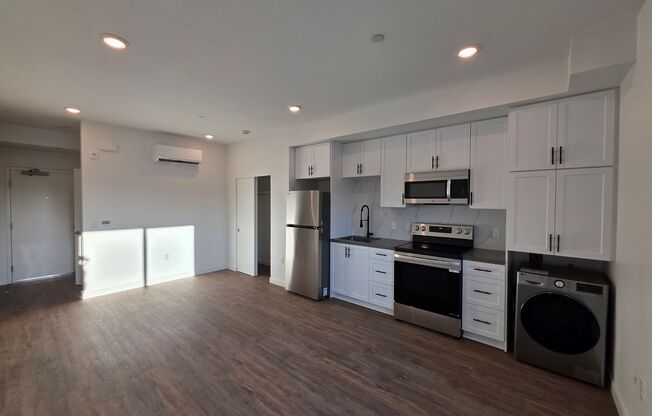 Studio, 1 bath, 327 sqft, $1,725, Unit 306