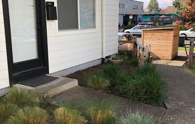 Close-In N PDX Piedmont Neighborhood- Spacious Light & Bright Updated Townhome w/ Wood Floors, Parking, Patio+