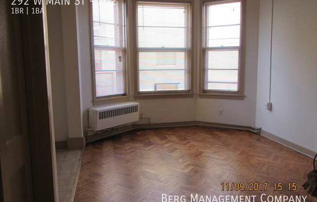 292 W Main St