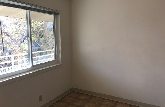 2 beds, 1 bath, 730 sqft, $925, Unit 7