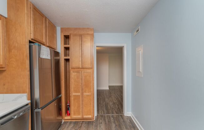 2 beds, 2 baths, $2,100, Unit 17E