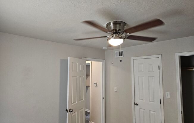 2 beds, 1 bath, 638 sqft, $708, Unit Whispering Hills 113