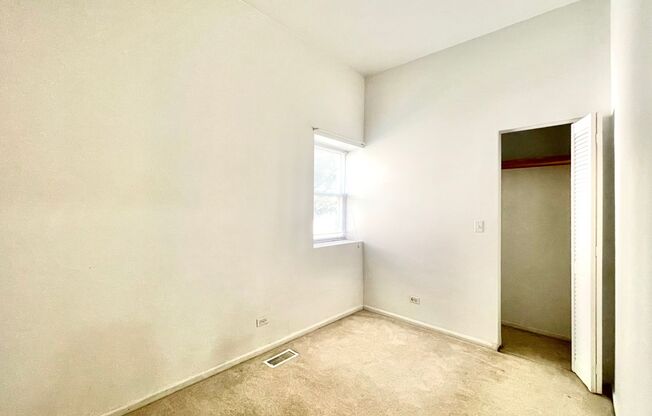 2 beds, 1 bath, 900 sqft, $1,300