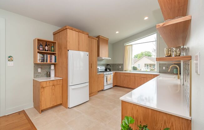 CHARMING, MODERN, CUSTOM HOME IN MID-CITY FOR RENT