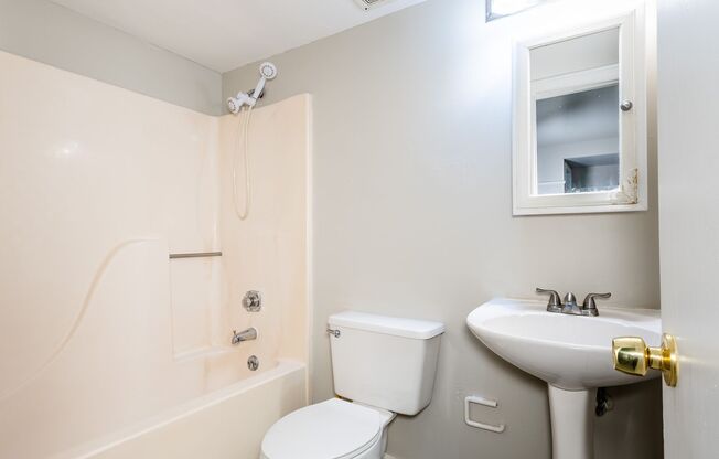 2 beds, 1 bath, 825 sqft, $959, Unit 3819 Jones St #101