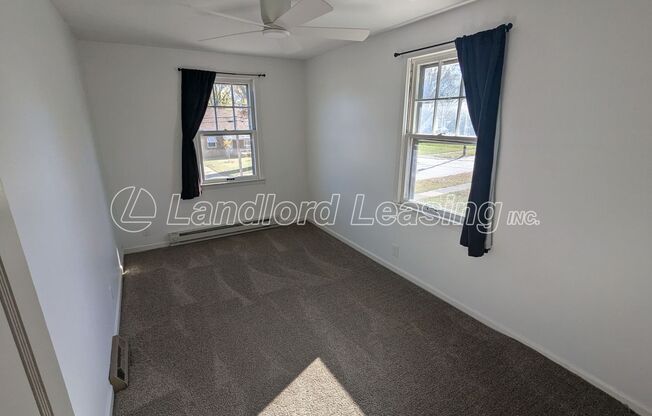 2 beds, 1 bath, $850, Unit # UPSTAIRS