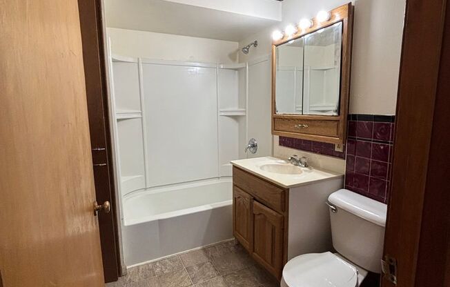 4 beds, 1.5 baths, $1,295, Unit Main floor