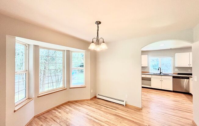 Great 4 bedroom home close to MSU & the hospital