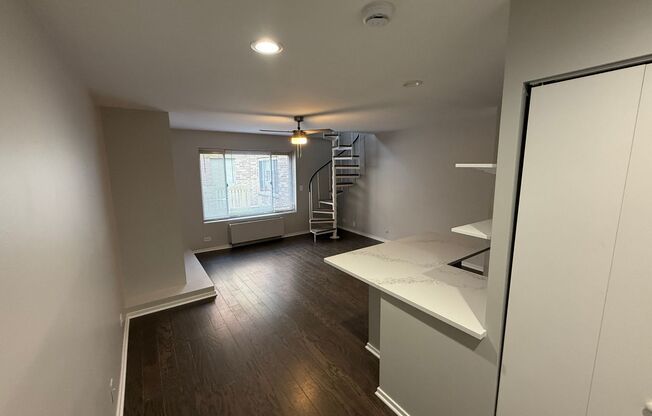 1 bed, 1 bath, $2,000, Unit 308