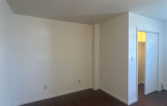 1 bed, 1 bath, 600 sqft, $649, Unit 400 W 1st Street - Unit 01