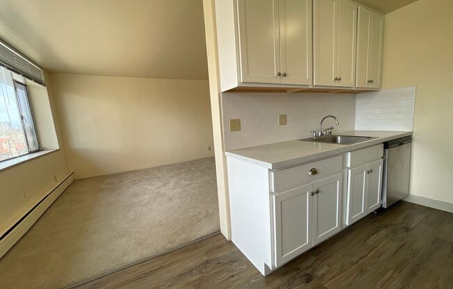 2 beds, 1 bath, 835 sqft, $1,695, Unit 612