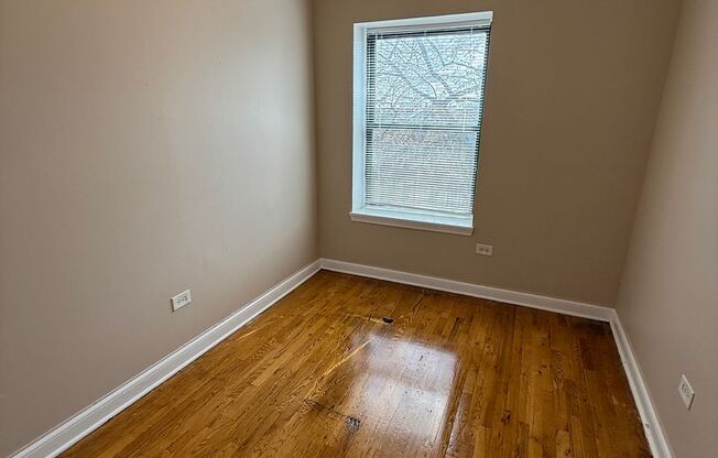 3 beds, 1 bath, $1,300, Unit 4834 #302