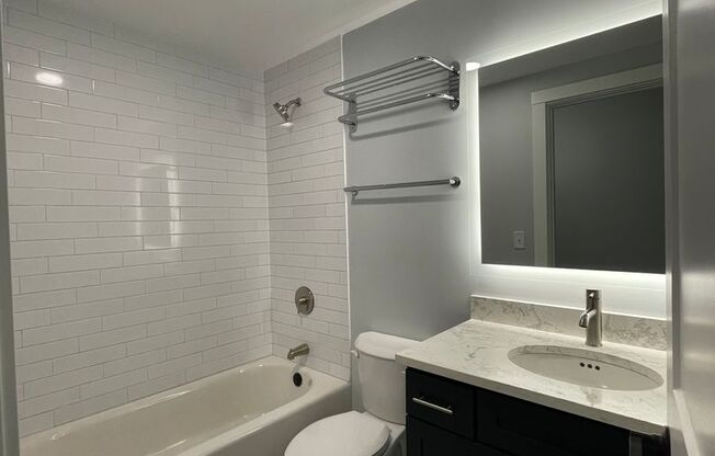 2 beds, 2 baths, 893 sqft, $2,300, Unit 123-318