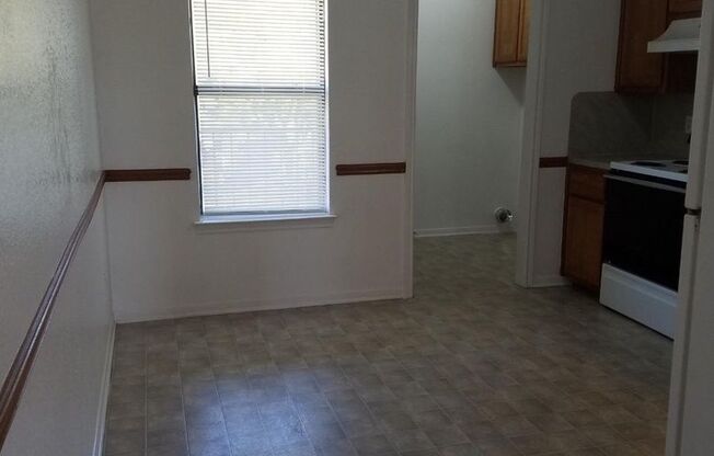 2 beds, 1 bath, 895 sqft, $850