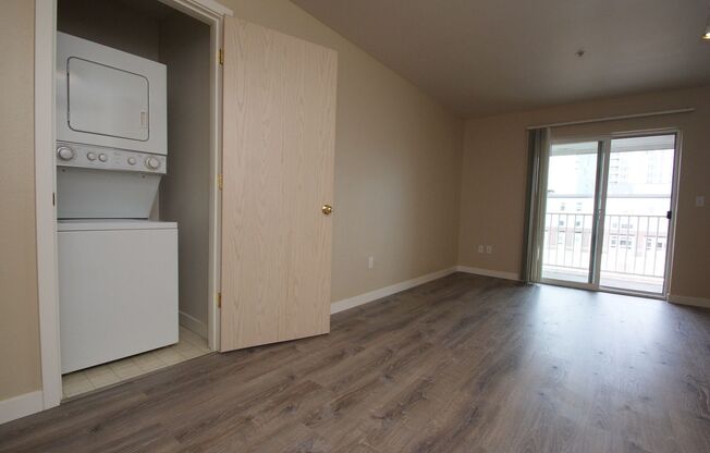 Studio, 1 bath, 413 sqft, $1,150, Unit 607
