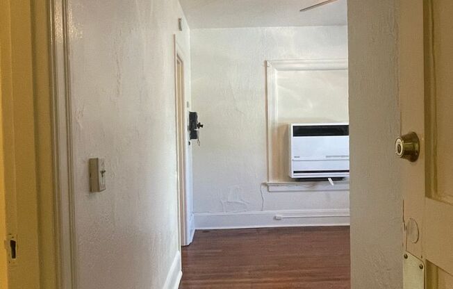 1 bed, 1 bath, 550 sqft, $1,125, Unit 305