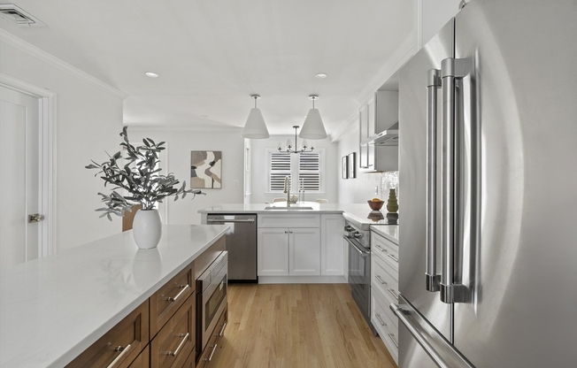 715 E 7 ST