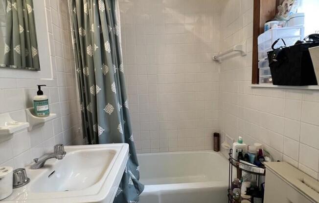 38 W 69 ST