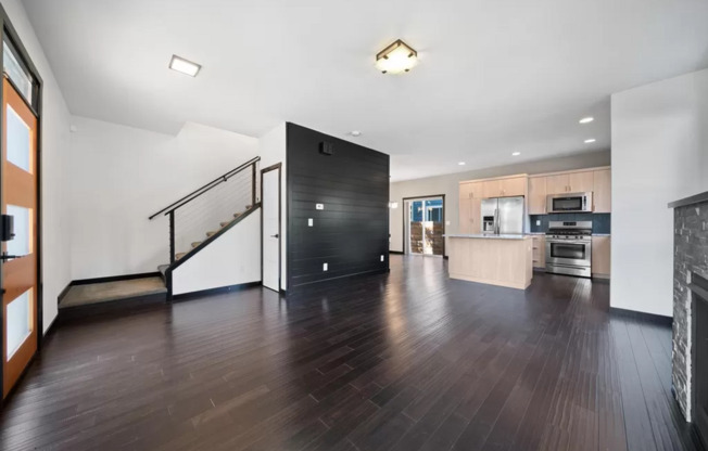 Modern 3 Bedroom + 2.5 bath home in SE Portland!! Brentwood Neighborhood with Air Conditioning!!