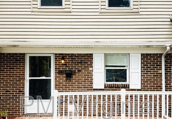 710 WHITE HALL LN