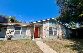 Great 3 Bedroom 2 Bath Home Easy Access To Loop 410!