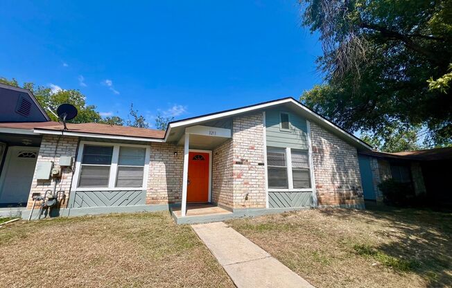 Great 3 Bedroom 2 Bath Home Easy Access To Loop 410!