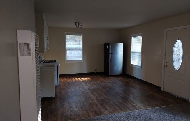 1 bed, 1 bath, 660 sqft, $1,400, Unit Back