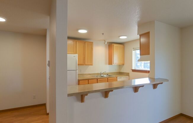 3 beds, 2 baths, $2,400, Unit 209