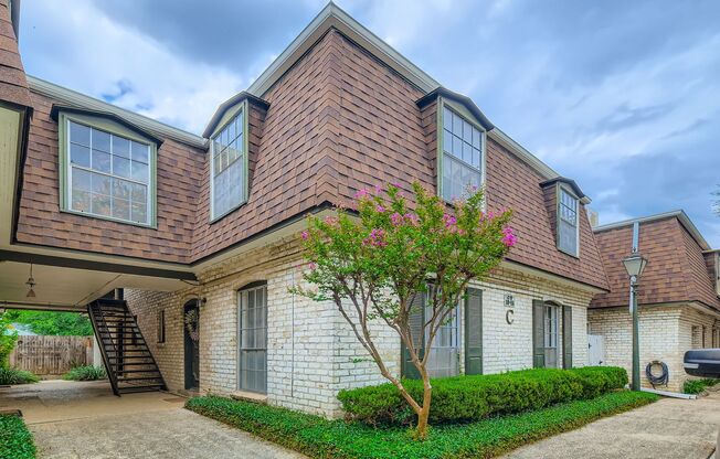 Condominium located in Olmos Park Gardens