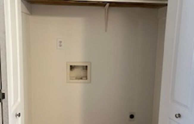 2 beds, 1 bath, 940 sqft, $1,100, Unit 184L