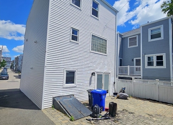 711 E 7 ST