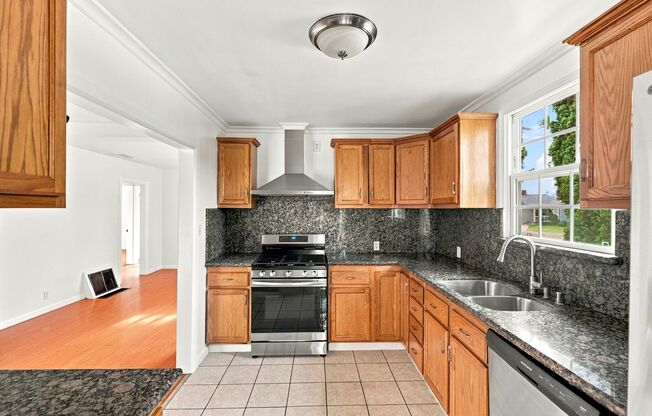 3 beds, 1.5 baths, $4,300