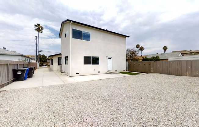 4BD/2BA on Art! Lots of Parking!