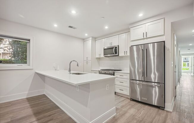 Available Now! Professionally Managed High End // 2 Bedroom 2 Bathroom Condo // Columbia Heights