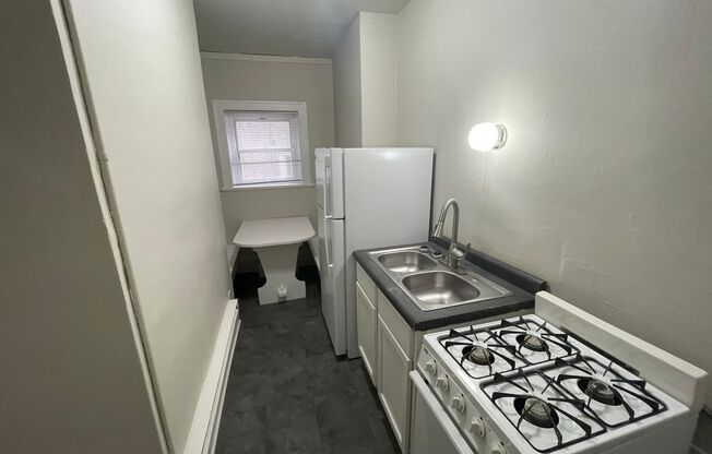 Studio, 1 bath, $700, Unit Unit 4