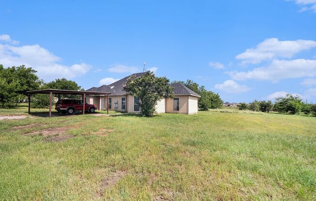 Beautifully Crafted 3 bed 2 bath duplex located in Weatherford, Tx.