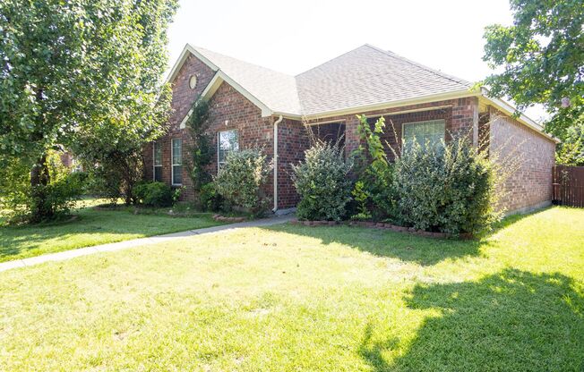 Beautiful 2 story home!Fabulous house loaded with upgrades.Kitchen with breakfast area & access to Formal Dining.
