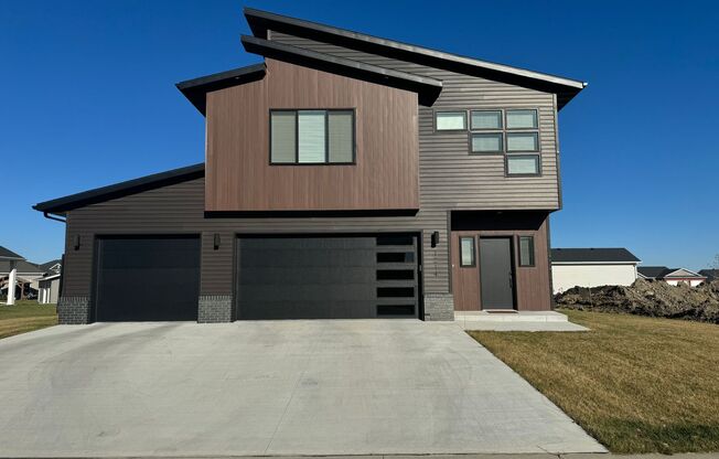 4-bedroom, 3-bathroom West Fargo Single-Family Home w/ 3 Stall Garage