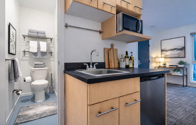 Studio, 1 bath, 157 sqft, $925, Unit 4D