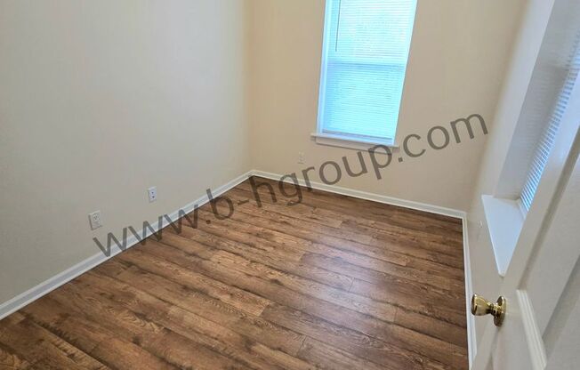 2 beds, 1 bath, 871 sqft, $950, Unit Upper