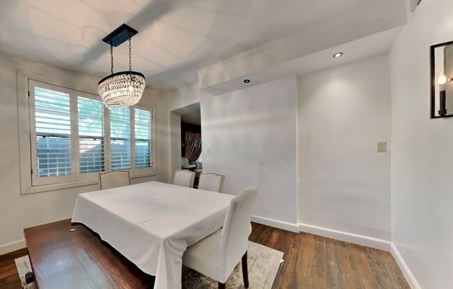 Modern Luxury home in a popular pocket of West Dallas!!
