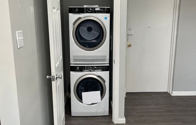 2 beds, 1 bath, 800 sqft, $1,695, Unit D - 33