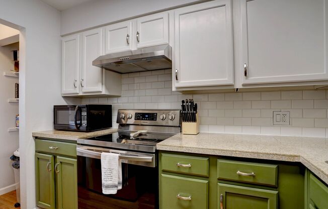 Wonderful 2 Bed 2 Bath Townhouse with Fireplace + Community Pool