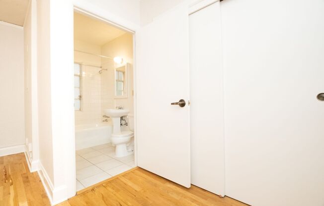 Studio, 1 bath, 370 sqft, $1,100, Unit 102