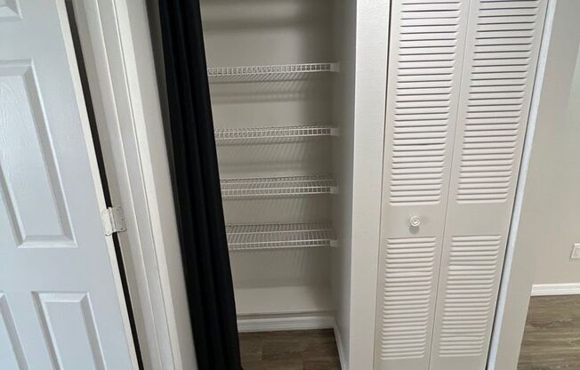 1 bed, 1 bath, 700 sqft, $1,300, Unit 274