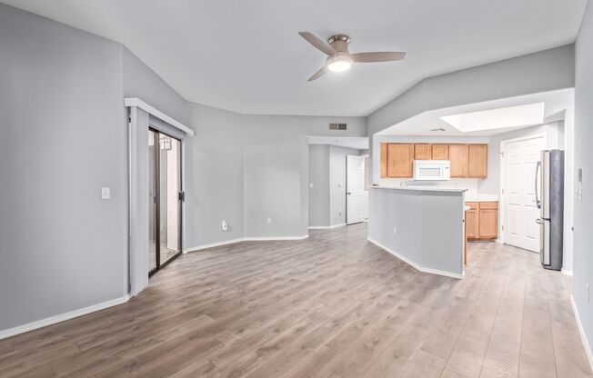 Move In Ready Condo In Phoenix! Excellent location!