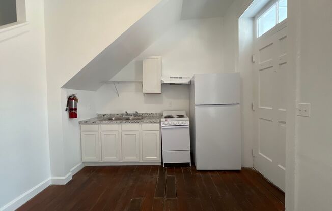 2 beds, 1 bath, 999 sqft, $2,300, Unit Unit F